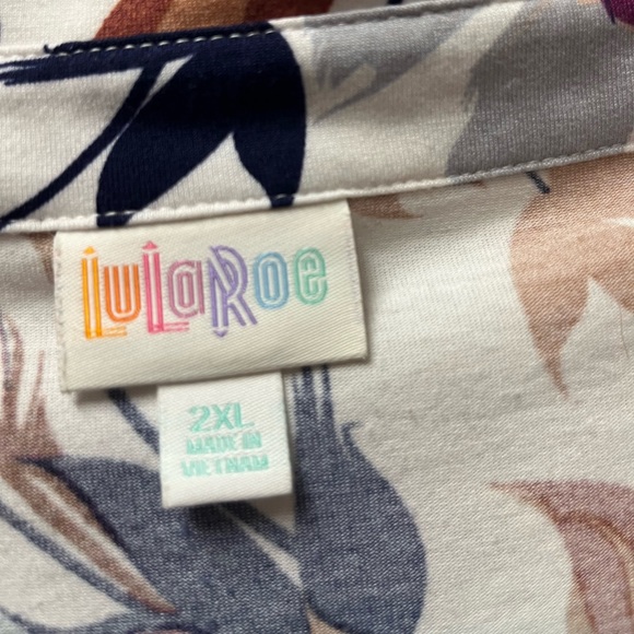 Floral button down top 2XL - Picture 2 of 5